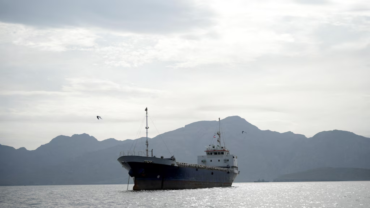 Hormuz : un navire échoué ravive le bras de fer entre l’Iran, les États-Unis et les pays du Golfe