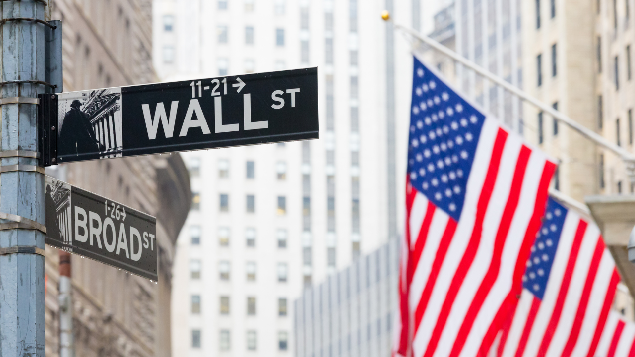 La tech soutient Wall Street alors que les marchés digèrent services, pétrole et flux ETF records